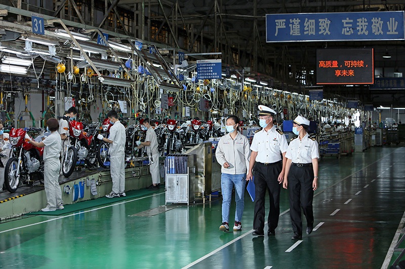 图为：江门海关关员到摩托车生产企业调研